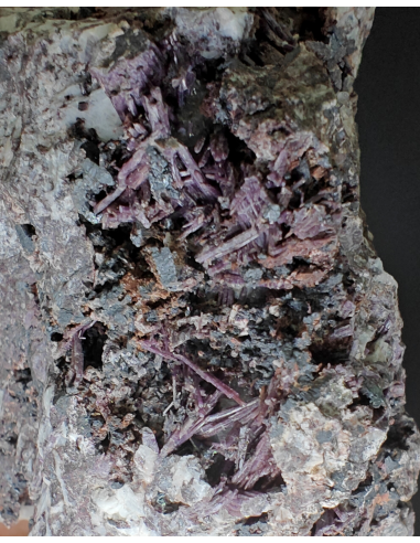 Piemontite -  Praborna Aosta Valley   Italy