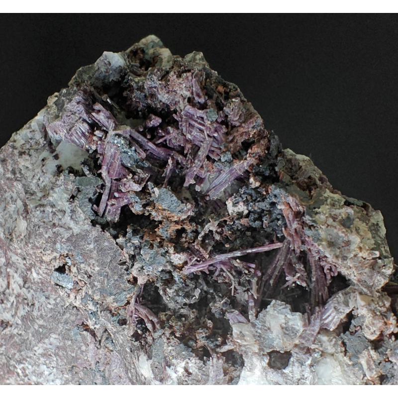 Piemontite -  Praborna Aosta Valley   Italy